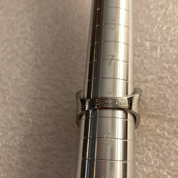 NWOT - Ladies Brushed Brass & Dark Silvertone Curved Ring - Sz 8 - Picture 3 of 11